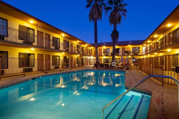 Studio City Court Yard Hotel image 1